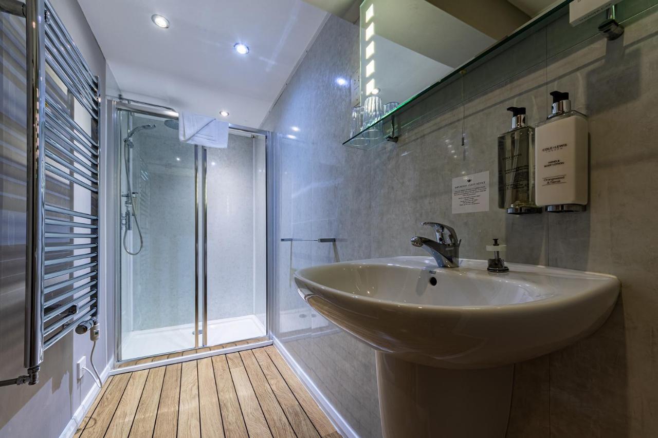 ホテル クロスウェイズ ウェルズ エクステリア 写真 A shower room