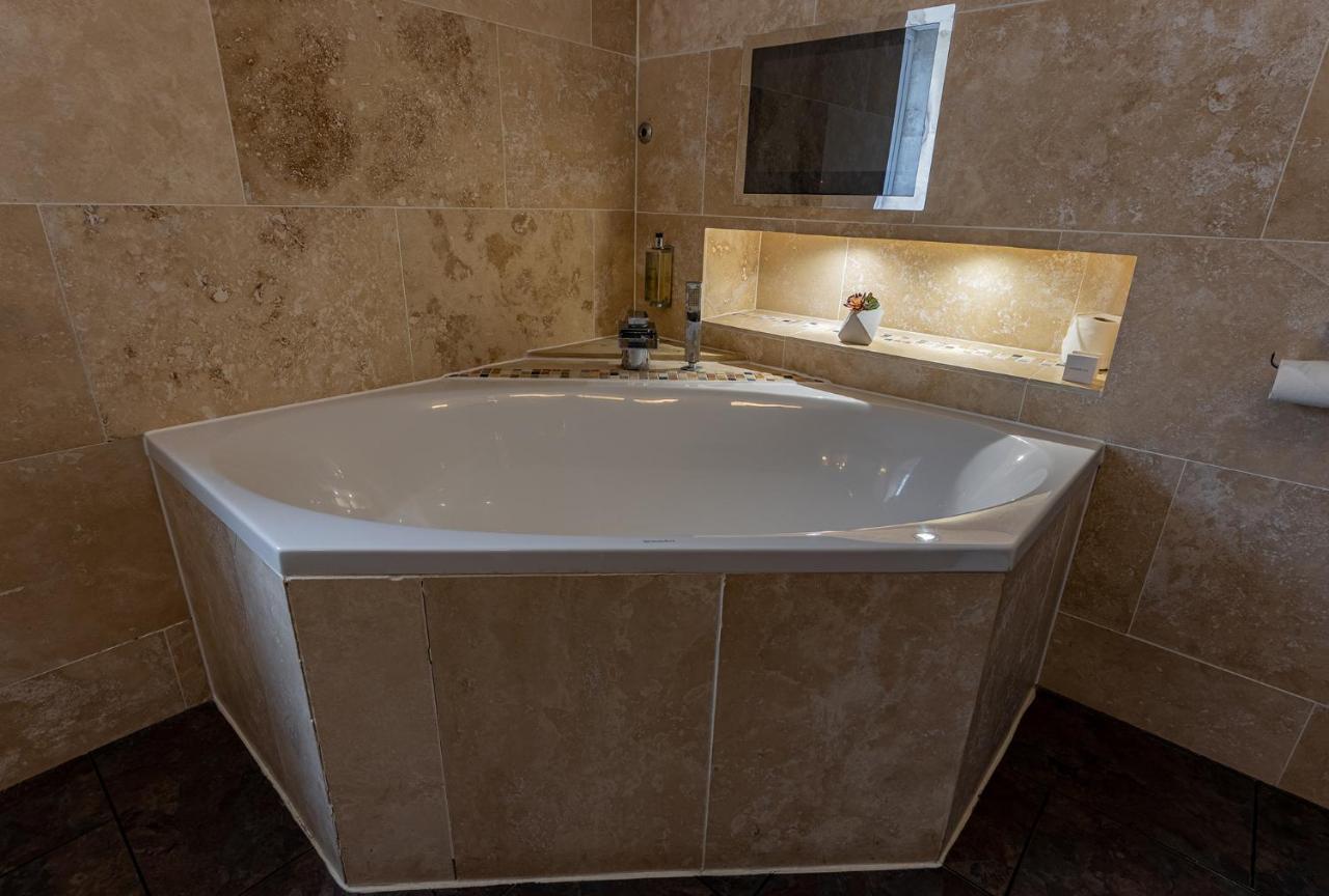 ホテル クロスウェイズ ウェルズ エクステリア 写真 A modern bathtub