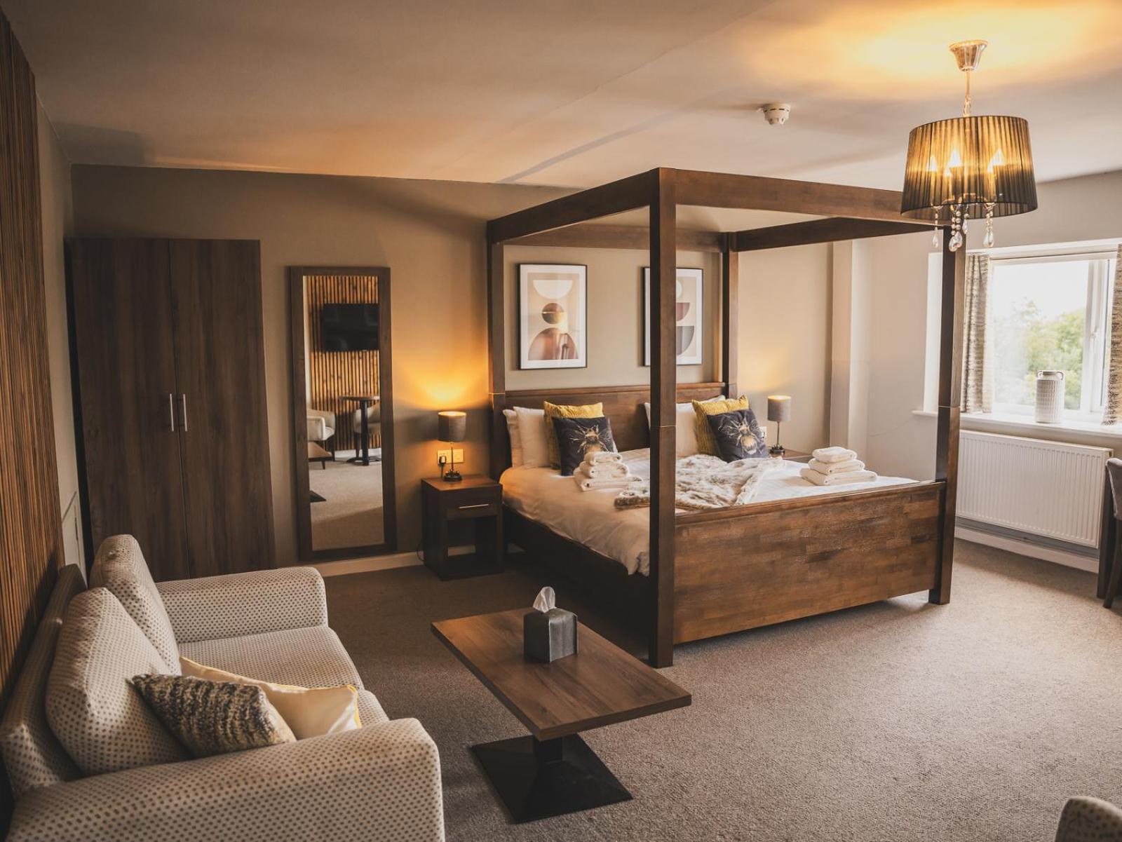 ホテル クロスウェイズ ウェルズ エクステリア 写真 A bedroom at The Old Vicarage Hotel