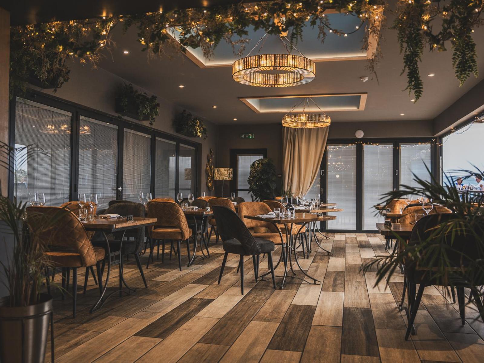 ホテル クロスウェイズ ウェルズ エクステリア 写真 The interior of the restaurant