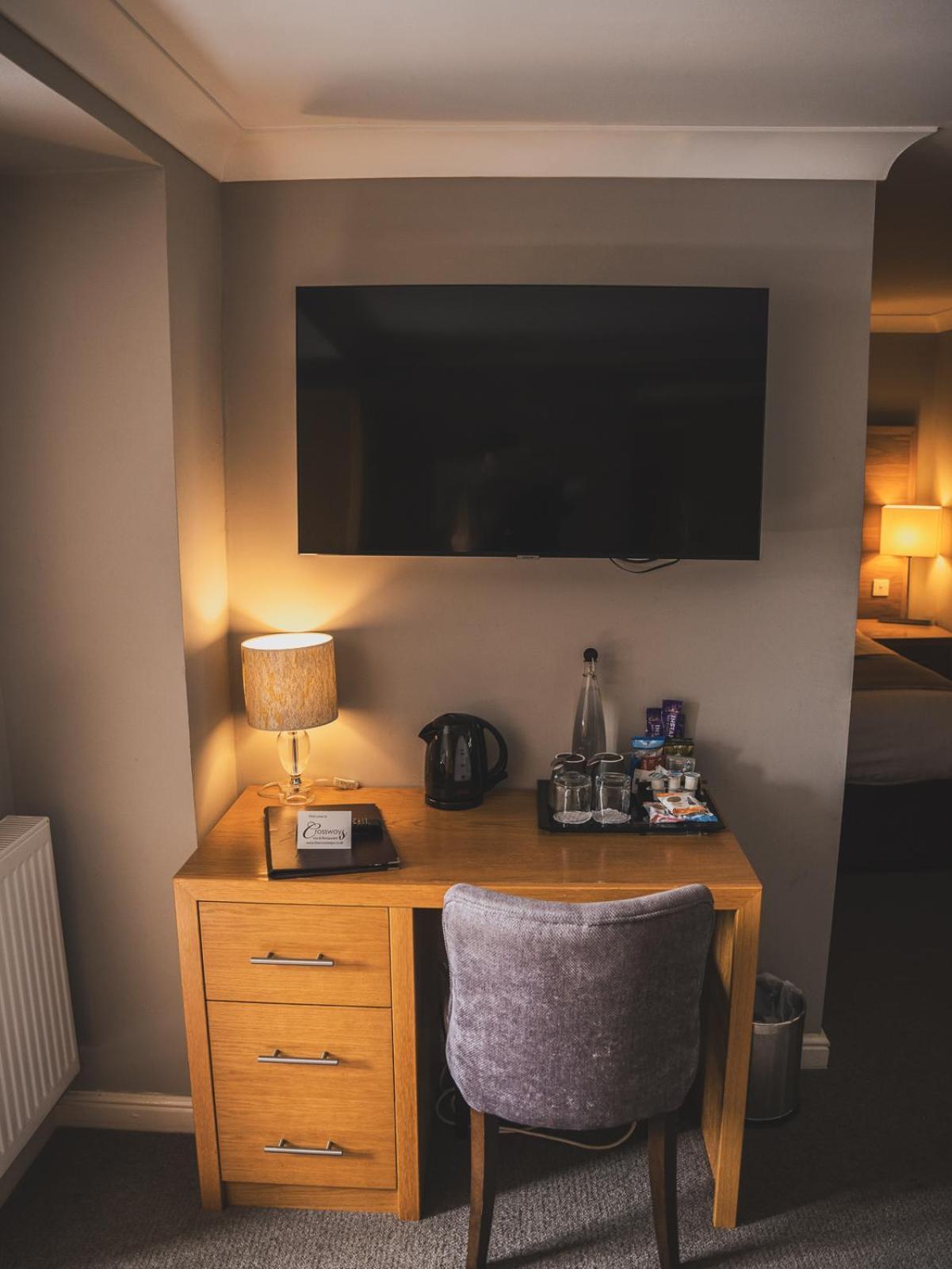 ホテル クロスウェイズ ウェルズ エクステリア 写真 A television in a hotel room