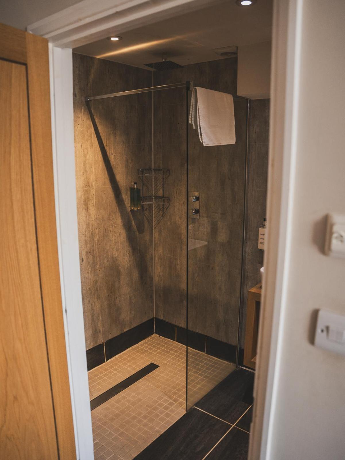 ホテル クロスウェイズ ウェルズ エクステリア 写真 A shower cubicle
