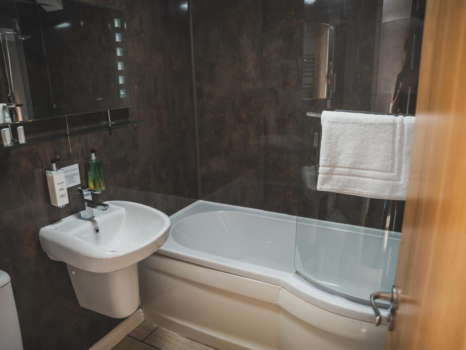 ホテル クロスウェイズ ウェルズ エクステリア 写真 Bathroom in a hotel