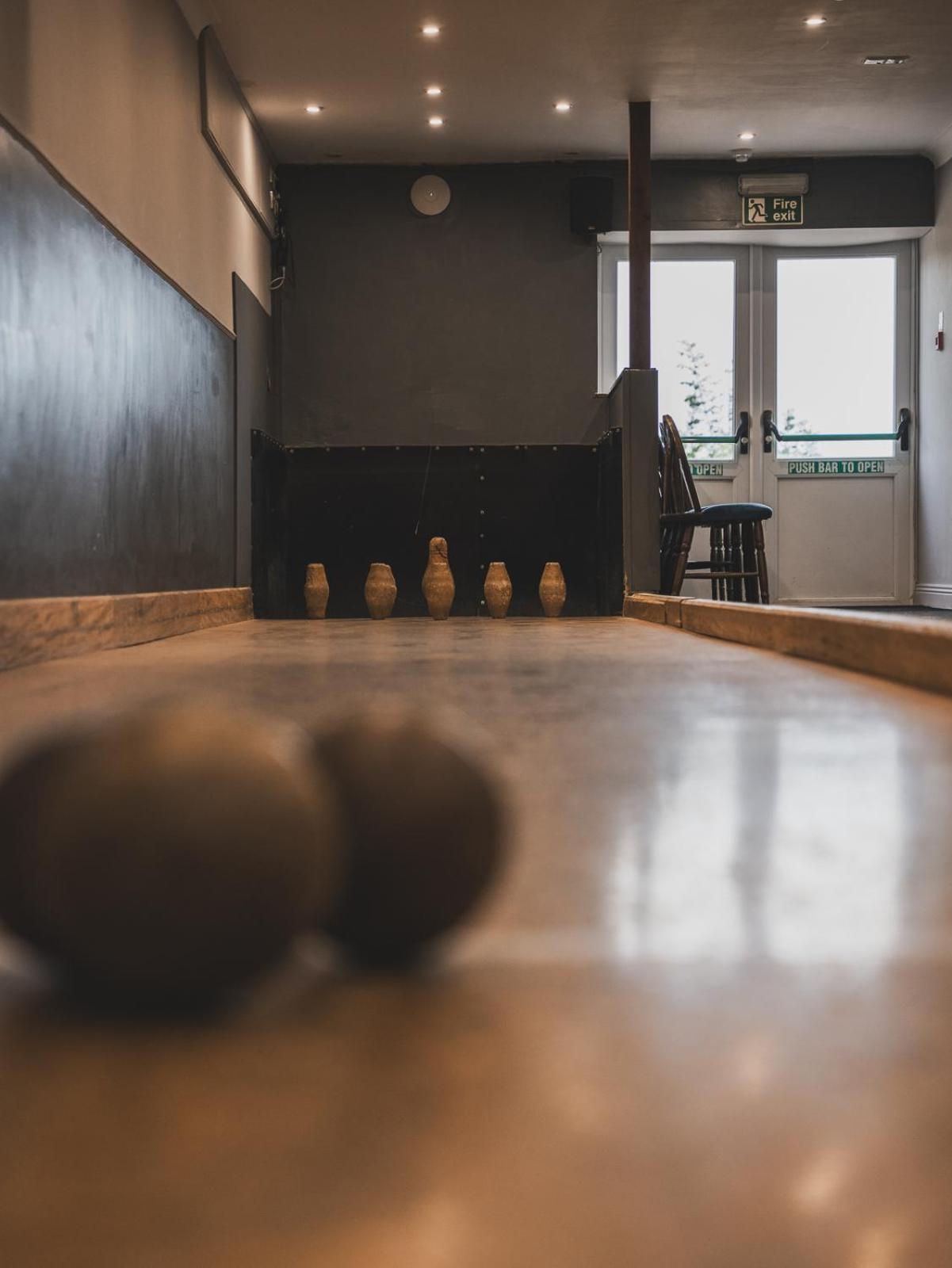 ホテル クロスウェイズ ウェルズ エクステリア 写真 A bowling alley