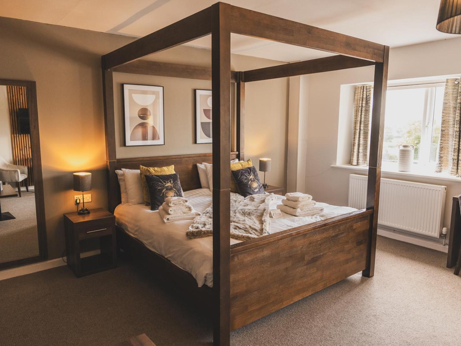 ホテル クロスウェイズ ウェルズ エクステリア 写真 A four-poster bed