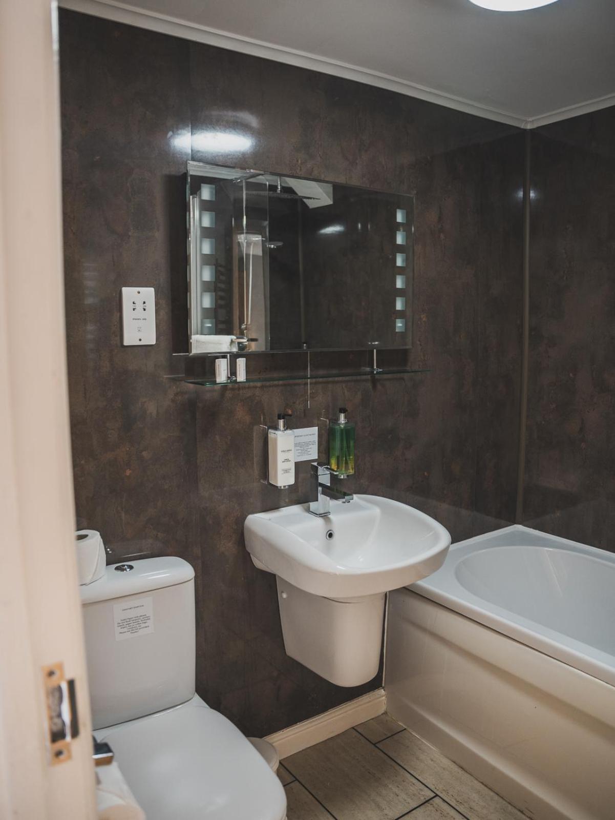 ホテル クロスウェイズ ウェルズ エクステリア 写真 Bathroom