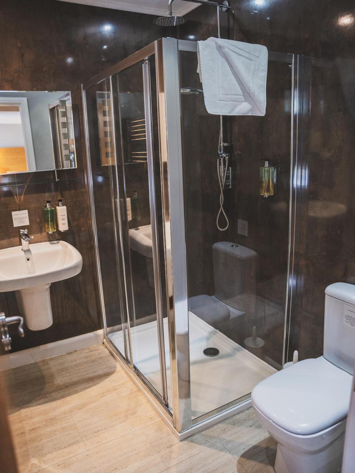 ホテル クロスウェイズ ウェルズ エクステリア 写真 A shower cubicle