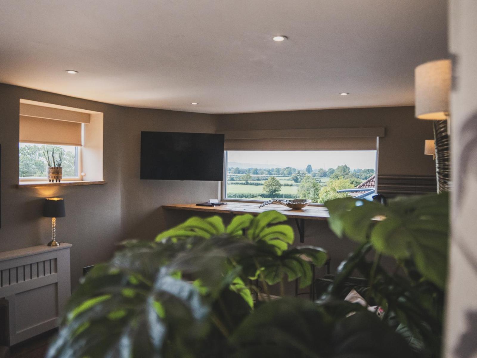 ホテル クロスウェイズ ウェルズ 部屋 写真 The interior of the control tower at Cotswold Airport